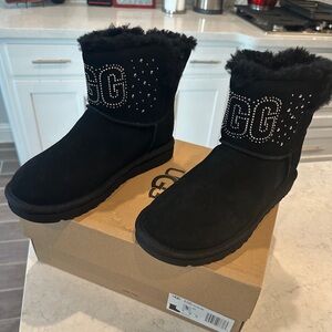 New (no box) Classic Ugg gem mini
